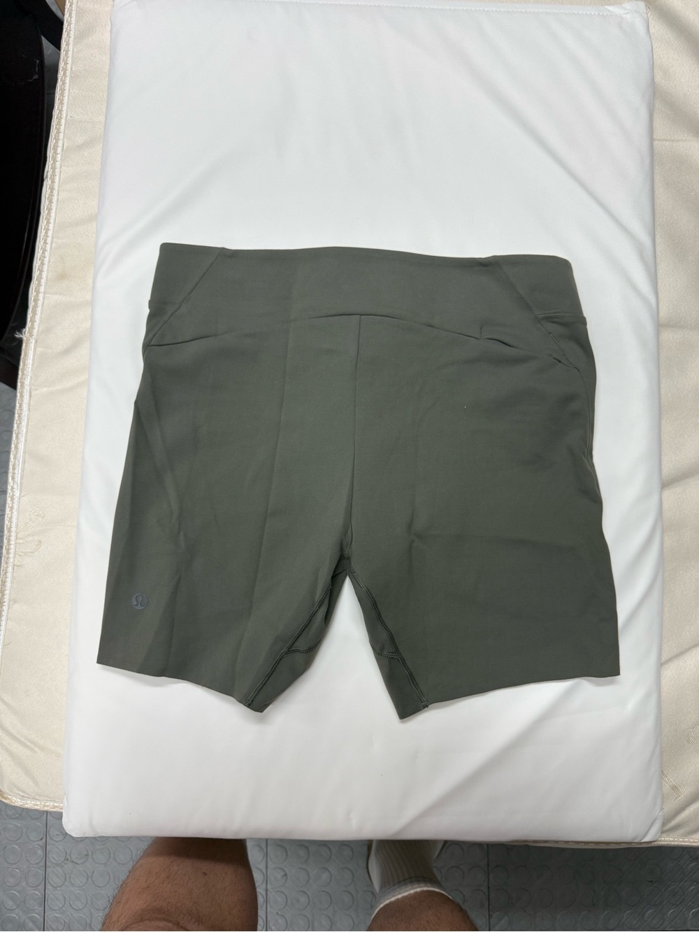 Lululemon 6" Everlux Yoga Short Men's Carob Brown (Muted Olive) - Picture 3 of 3